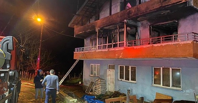 Evde çıkan yangında babaanne ile 2 torunu hayatını kaybetti