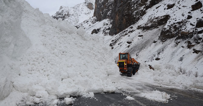 Hakkari'de 88 yerleşim yeri ulaşıma kapandı