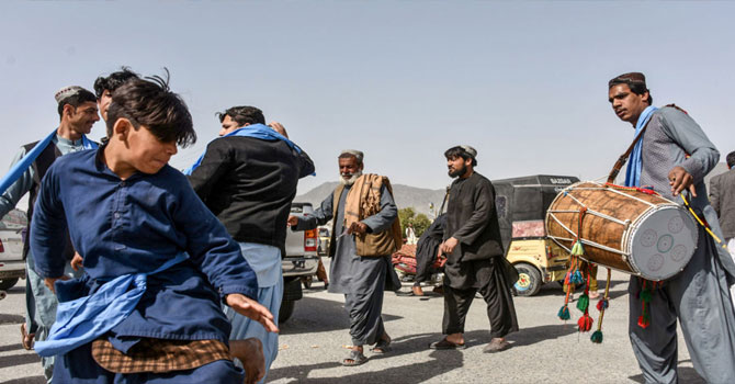 Afganistan'da 'geçici ateşkes' coşkusu: 'İlk kez bomba korkusu olmadan sokağa çıkıyoruz'