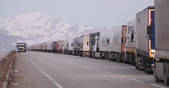 İran'a sınır kapısı kapatıldı, TIR kuyruğu 5 kilometreye ulaştı