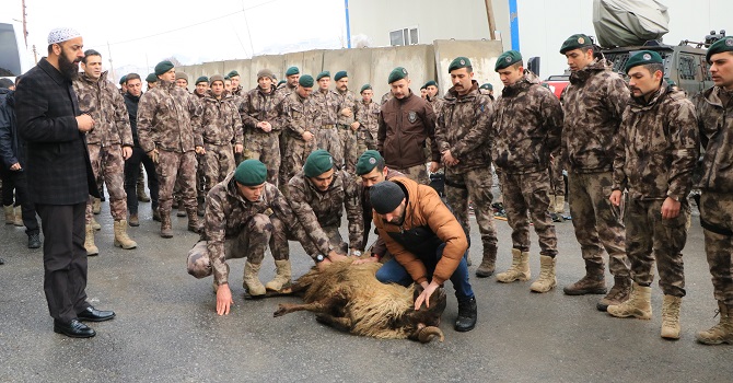 Hakkari özel harekat polislerine çığ eğitimi