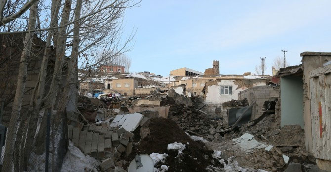 Depremzedeler hem kendileri hem de hayvanları için çadır istiyor
