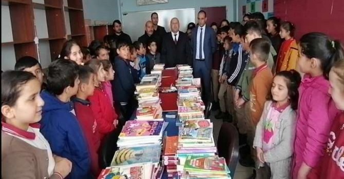 Başkan Er’den Okullara Kitap Desteği