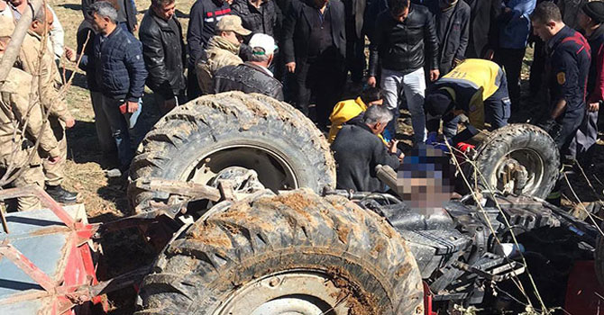 Devrilen traktörün altında can verdi