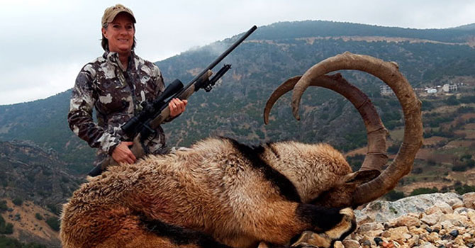 ABD’li kadın Adıyaman’da dağ keçisi avladı