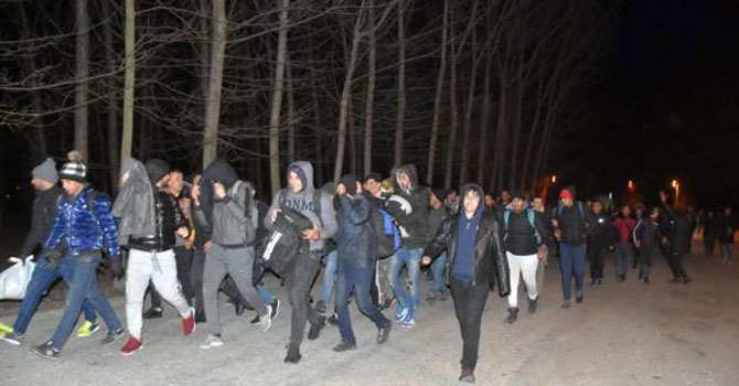 Mülteciler Avrupa'ya geçmek için sınırda