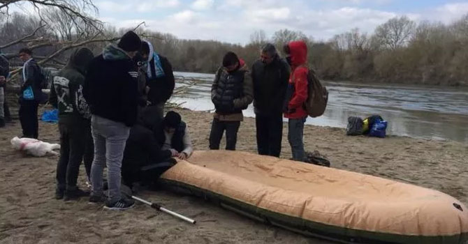 Mültecilerin nehri geçme mücadelesi
