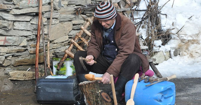 100 yıllık dede mesleğini sürdürüyor