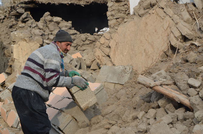 Vanlı depremzedeler sıcak bir yer istiyor!