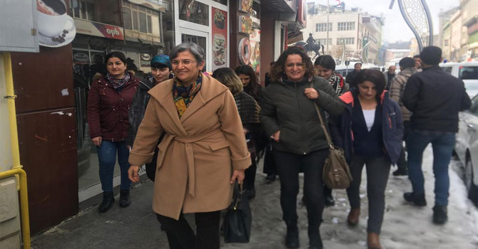 Hakkari'den cezaevlerindeki kadınlara kart!