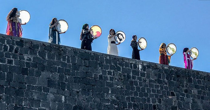 Diyarbakır Surlarında kadınlardan erbaneli ritim gösterisi