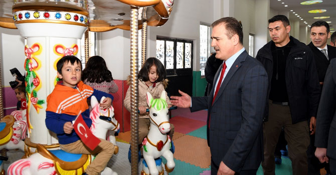 Vali Akbıyık çocuk oyun merkezini ziyaret etti