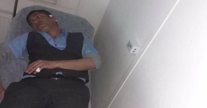 AK Partililer Hakkari Van karayolunda birbirine girdi: Başkan adayı yaralı