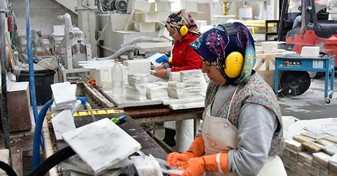 Kadınlar ekmeğini mermerden çıkarıyor