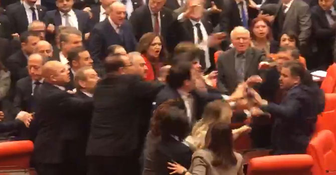 TBMM'de yumruklu kavga: AK Parti ve CHP'li vekiller birbirine girdi