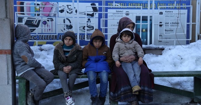 Kirasını ödemeyen aile soğukta sokakta kaldı