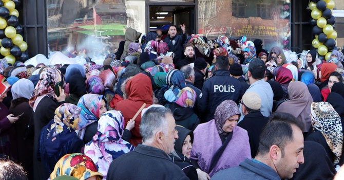 Züccaciye dükkanı açılışında 'indirim' izdihamı
