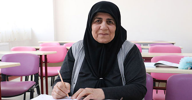 61 yaşında okuma öğreniyor