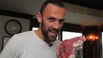 'Çiğ etle besliyorum'