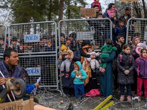 Yunanistan göçmenler için iki geçici kamp inşa edecek