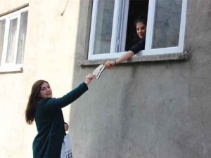 CHP'li kadınlar 8 martta Hakkari'de cüzdan dağıttı