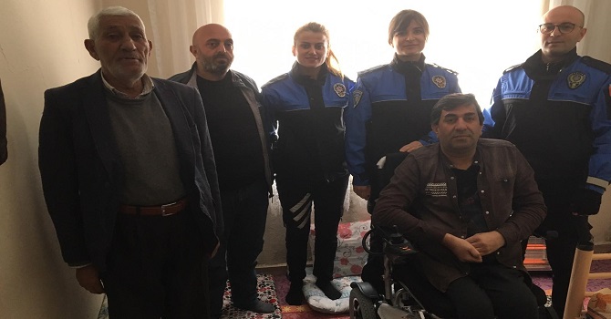 Hakkari polisinden felçli hastaya akülü sandalye!