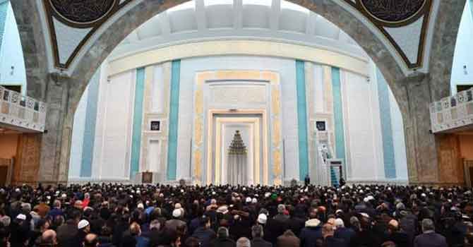 Diyanet: Karantinadaki kişilerin cemaate katılması caiz değildir.