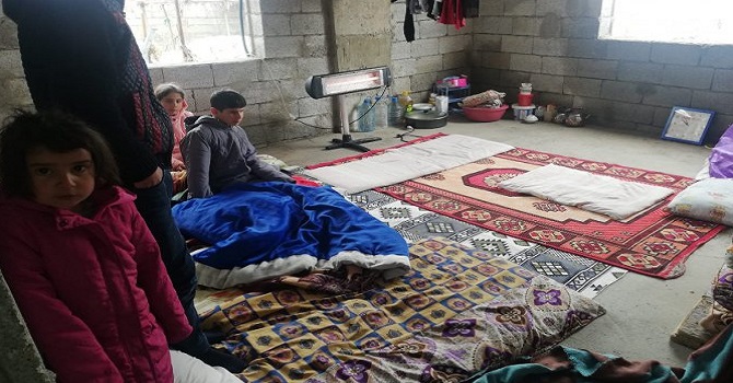 Hakkari'de Evi yıkılın vatandaşın inşaatta yaşam mücadelesi