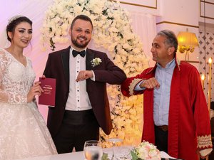 Düğünde 'koronavirüs' selamlaşması