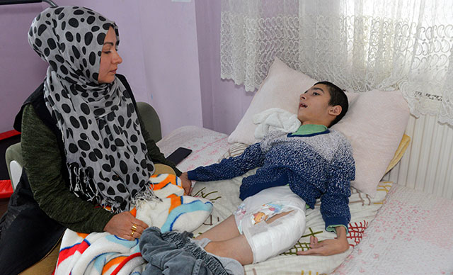 Engelli çocuğun bacağını kırıp, eve gönderdi