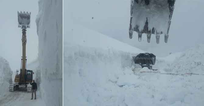 Hakkari'de 10 metreyi aşan karla mücadele!