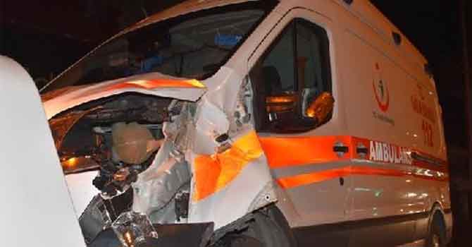 Ambulans yayalara çarptı: 2 ölü