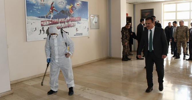 Hakkari'deki kamu kurum kuruluşları dezenfekte edildi