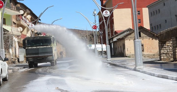 TOMA, Çukurca caddelerini köpüklü suyla yıkadı