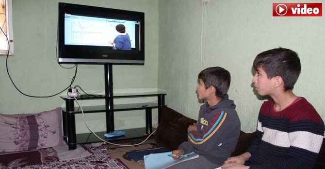 Hakkari'de EBA-TV'den derslerini takip edemeyen 2 kardeşe televizyon hediye edildi