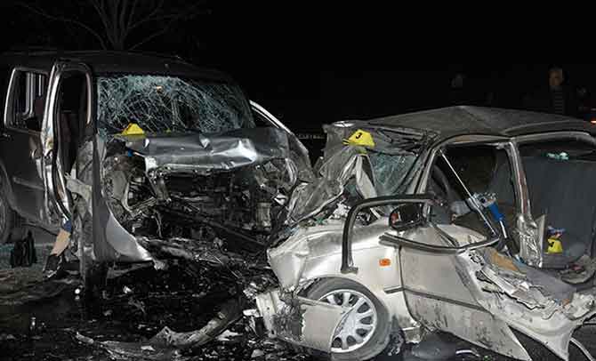 Otomobil ile hafif ticari araç çarpıştı: 4 ölü, 4 yaralı