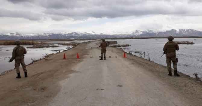 Karantinadaki mahallede sağlık taraması yapıldı