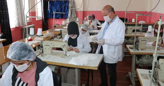 Hakkarili öğrenciler günde 5 bin maske üretiyor