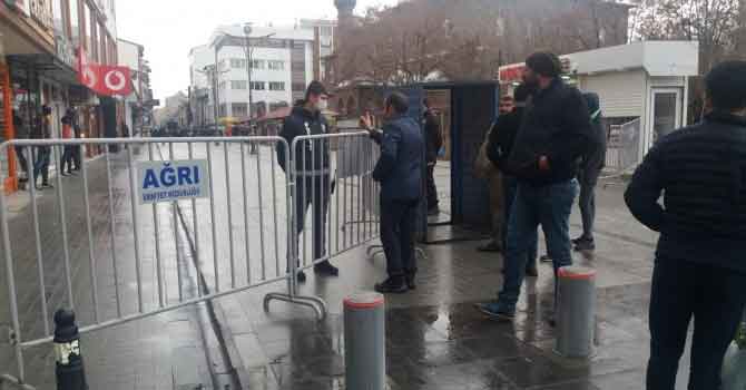 Ağrı’da Cumhuriyet Caddesi bariyerlerle kapatıldı