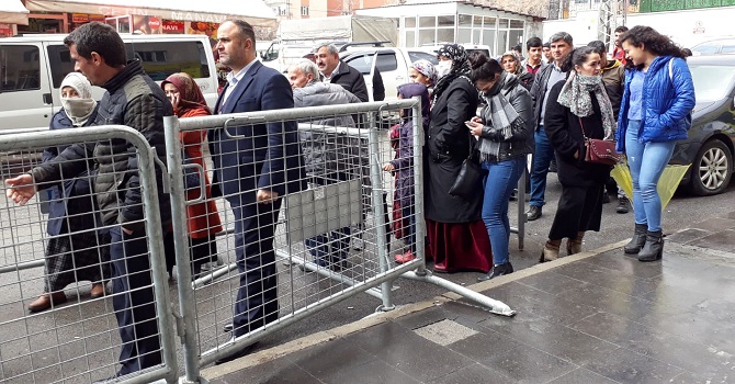 Hakkari'de PTT kuyruğunda bekleyenler 'Sosyal mesafe' kuralını ihlal ediliyor!