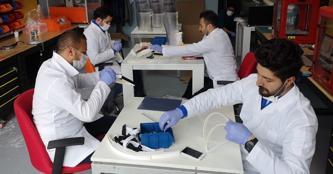 Hakkari'de 'Yüz koruyucu Siperlik ve Maske' üretiliyor
