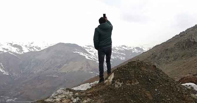 Hakkari’de telefonla görüşebilmek için tepelere ve direklere çıkıyorlar
