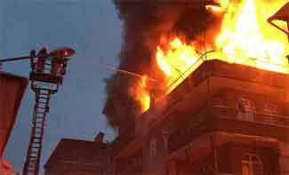 Yanan evdeki 4 kişiyi komşuları kurtardı