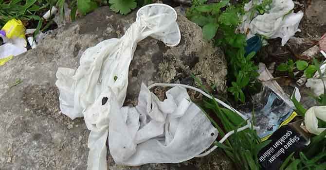 Kullanılıp atılan maske ve eldivenler tehlike saçıyor