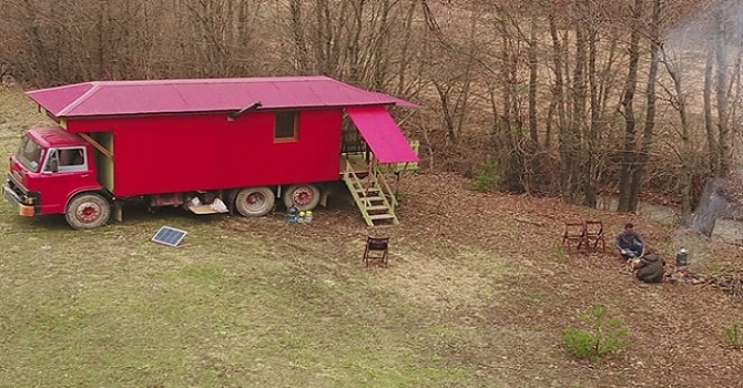 Koronavirüse karşı eve dönüştürdüğü kamyonda kalıyor