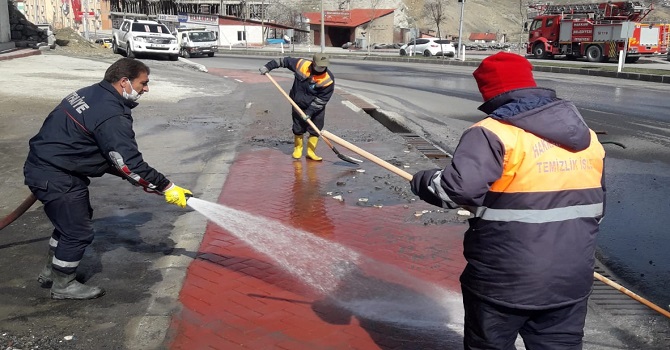 Hakkari'de cadde ve sokaklar koronavirüse karşı yıkanıyor