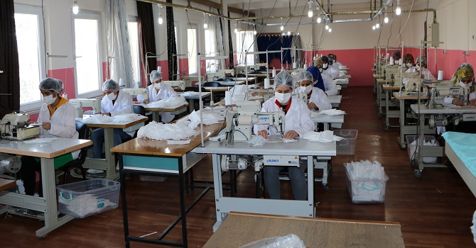 Hakkarili kadınlar günde 6 bin maske ve tulum üretiyor