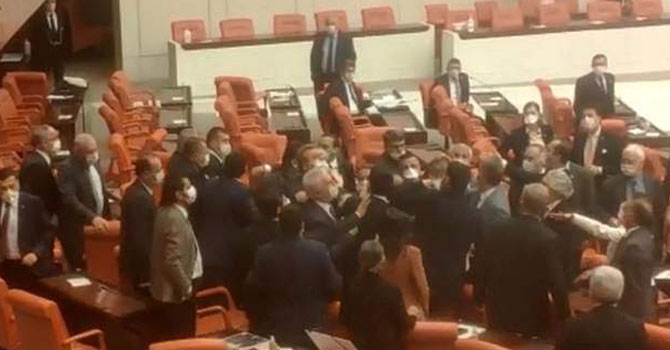 TBMM'de MHP ve HDP milletvekilleri arasında tartışma çıktı, 'sosyal mesafe' kuralı unutuldu