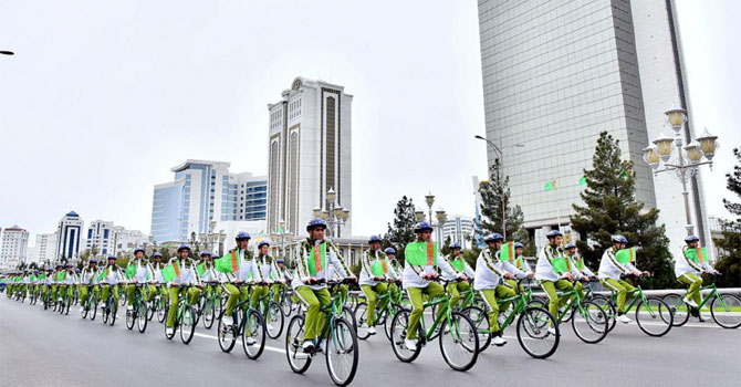 Türkmenistan’da sosyal mesafe resmen yok: