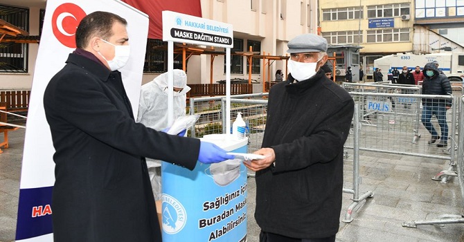 Hakkari Belediyesi, ücretsiz maske dağıttı